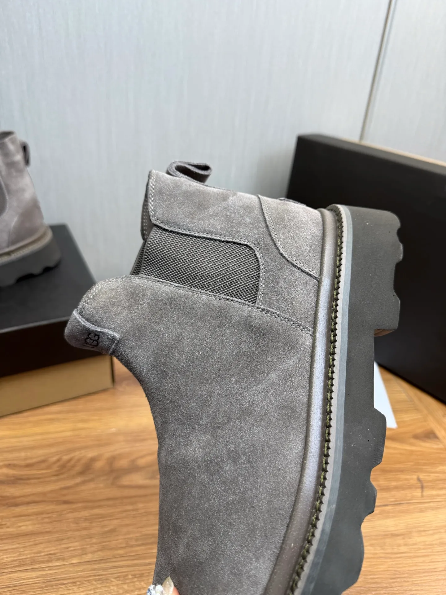 Men's shoes 💰600💰 New UGG fur integrated men's simple and fashionable snow boots. The most worth buying at the end of this year are warm casual shoes. Whether you are out and about at home, their comfortable and warm performance will be your most suitable fashion companion! The material is cowhide upper and imported wool is used inside. Warm and comfortable! The eva+ rubber patch outsole is cushioned, non-slip and wear-resistant, and has good elasticity. It is light and wear-resistant, comfortable and soft, and the new simple cut is more fashionable. It has both practicality and fashion sense, so you no longer have to worry about how to match it in winter, while still maintaining your fashionable taste. High-quality genuine wool. Look at the details for the material! Size: 39-40-41-42-43-44-44 sneaker size
